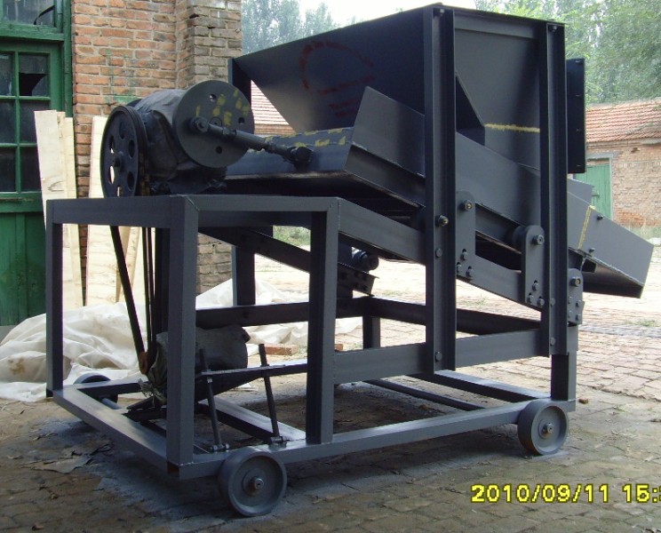 玻璃加料機(jī) 斜毯式加料機(jī) XTC-300玻璃加料機(jī) XTC-1200斜毯式加料機(jī) XTC-15000型斜毯式加料機(jī)