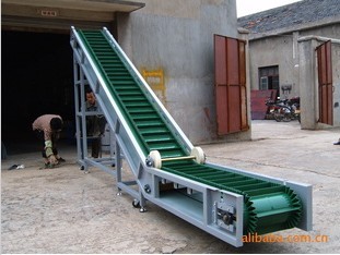 裙邊輸送機