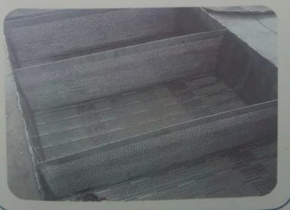 帶擋板又沖孔的鏈板輸送帶 廣泛應用的板式輸送帶