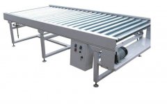 電子廠倉(cāng)庫(kù)里包裝箱用滾筒輸送機(jī)進(jìn)行輸送