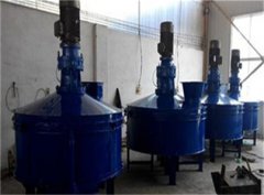 側壁材質不銹鋼，電動開門的玻璃混合機